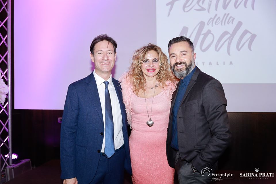 La moda premia l'arte di Massimiliano Ferragina nella foto con gli organizzatori del festival della moda