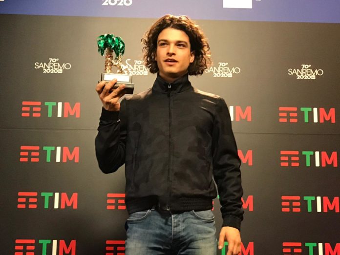 leo Gassman con il premio vinto nelle nuove proposte