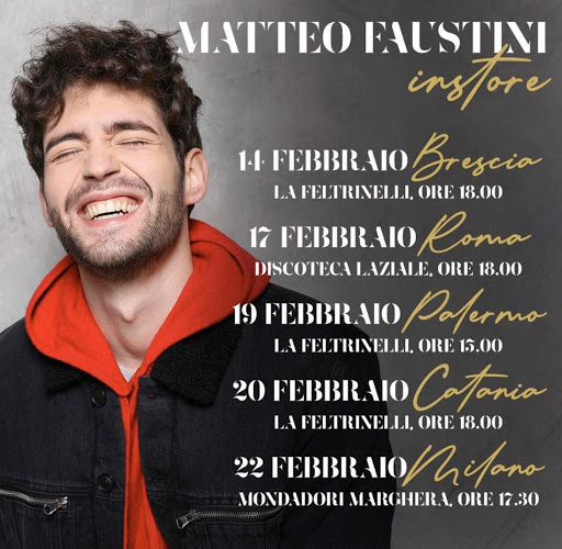 Matteo Faustini con  giubbotto nero con risvolto rosso, ride contento e vicino a lui nella foto tutte le date dell'instore tour