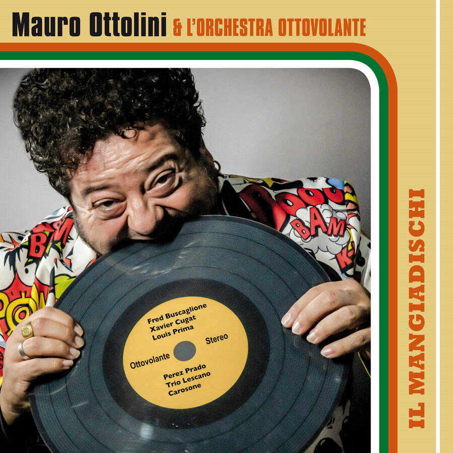 Mauro Ottolini e orchestra Ottovolante con il nuovo album Il mangiadischi in copertina Mauro morde un disco vinile