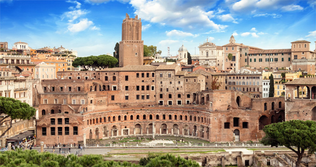 panoramica dei mercati di traiano a roma, intorno ci sono altri edifici e abitazioni della città, e alcuni alberi