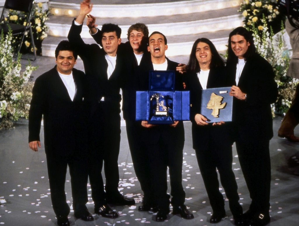 La canzone di Sanremo nuove proposte vincitrice nel 1995, nella foto i Neri per Caso con il premio in mano