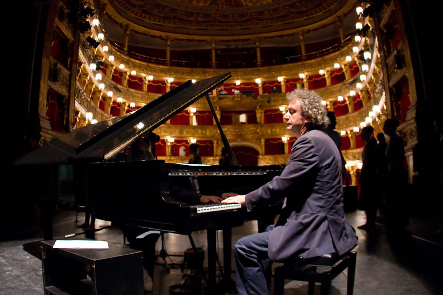 Roberto Cacciapaglia al piano suona in concerto in un teatro