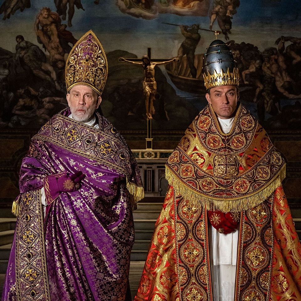 the young new pope: primo piano dei due papi in abiti talari