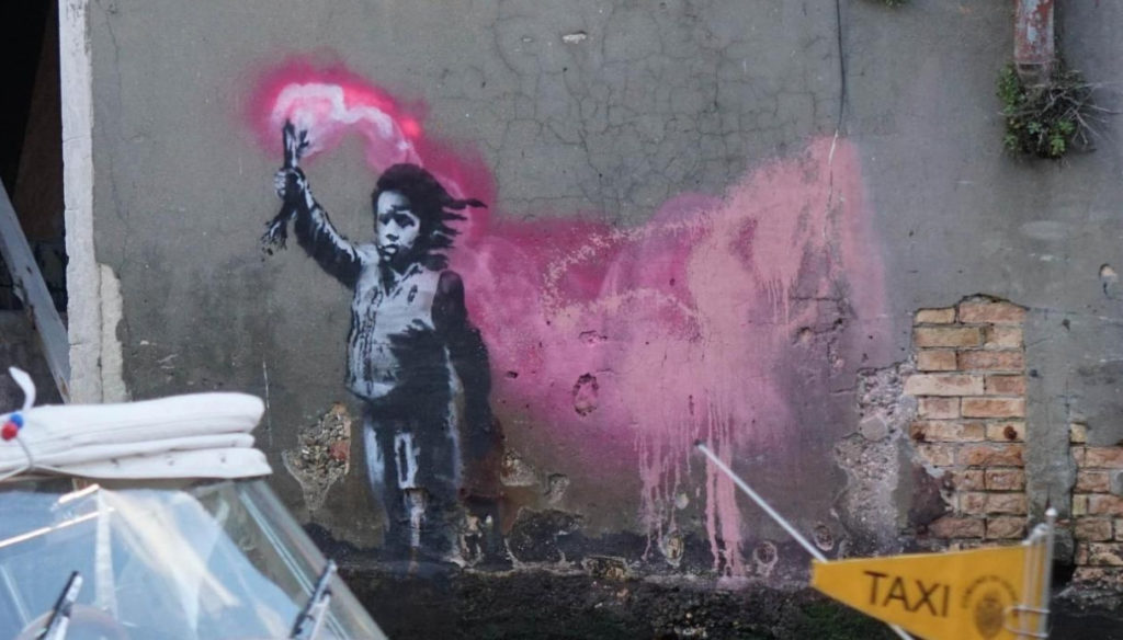 Opera di ragazzino con razzo rosa