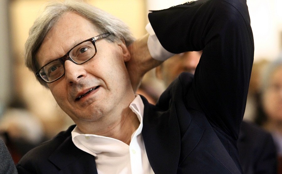 Vittorio Sgarbi in giacca nera all inaugurazione della mostra Novecento  da Pirandello a Guccione ne è il.curatore 