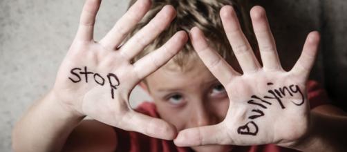 Un bambino con le mani avantisimbolo della Giornata Nazionale contro il bullismo 7 febbraio 2020