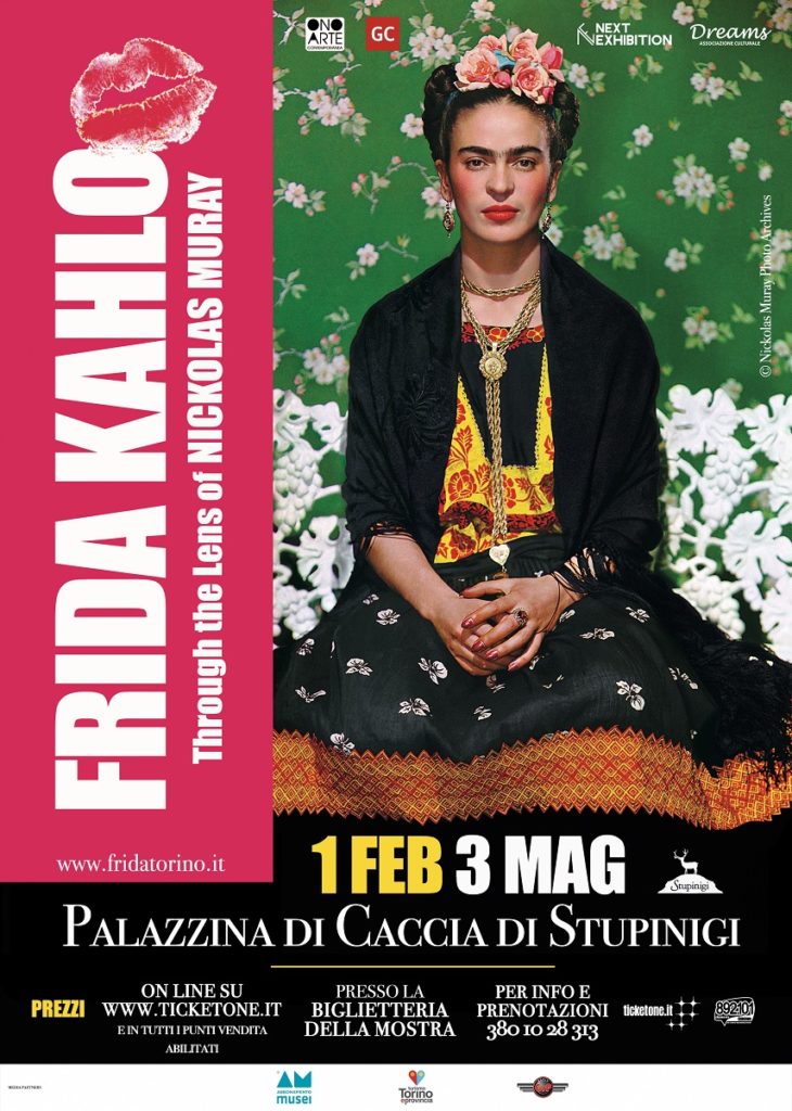 Locandina della mostra di Stupinigi con Frida Kahlo seduta su fondo verde 