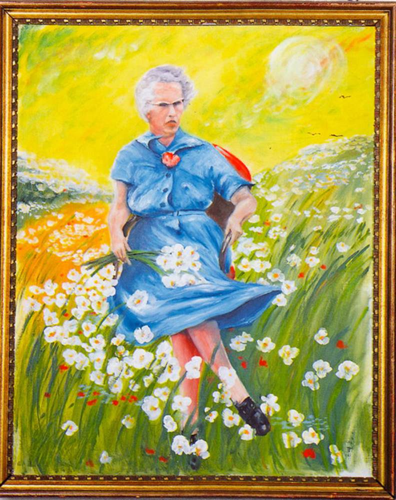 una donna anziana in un campo di margherite con vestito azzurro. Collezione MOBA il peggio dell'arte