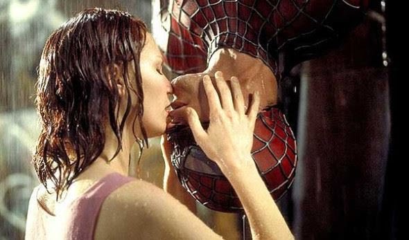 Bacio al contrario tio di Spiderman,ui appeso lei lo bacia
