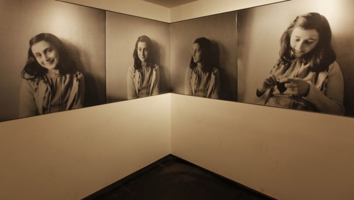 in memoria di anna frank - nella foto una seire di fotografie in bianco e nero di Anna Frank provenienti dal museo omonimo di Amsterdam