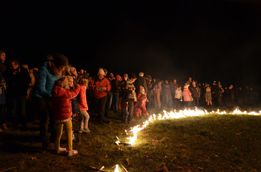 No all'antisemitismo comunità ebraica accende fuochi nella val pellice di notte