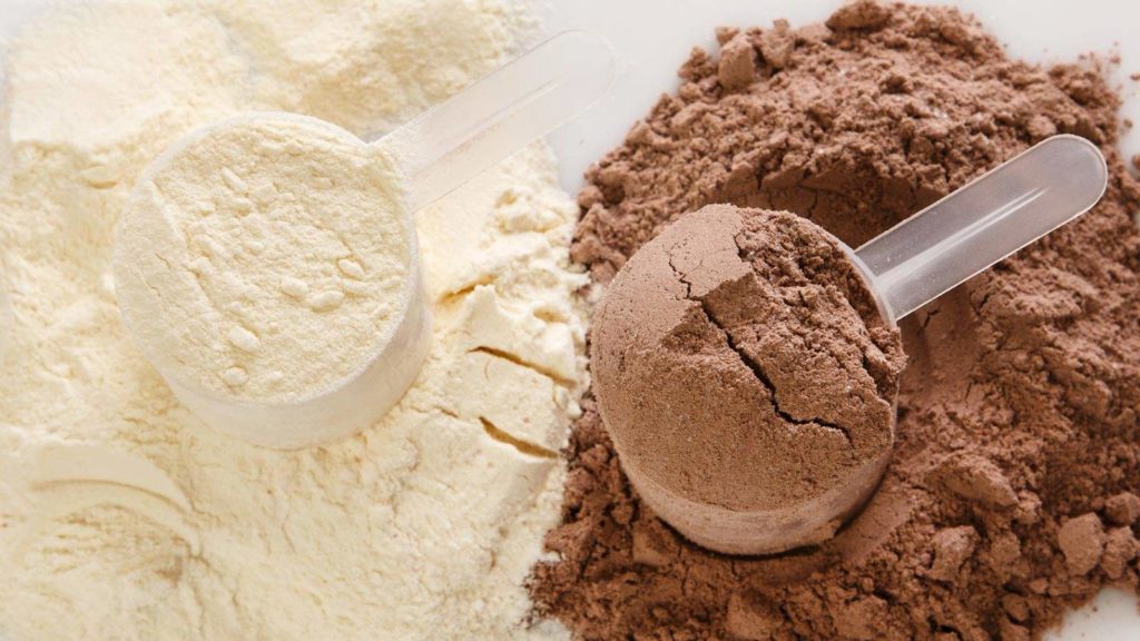 Alimentazioen e integrazione delle proteine in polvere, biache e color cioccolato
