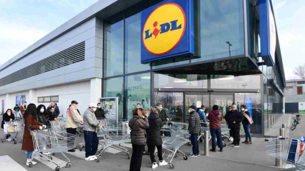 coronavirus psicosi una fila lunghissima di gente con il carrello davanti ad un supermercato lidl