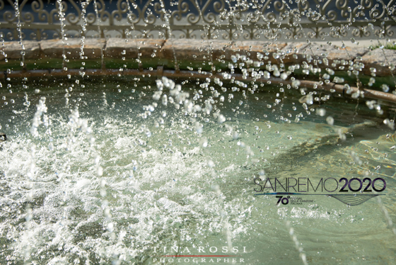 Sanremo 2020: la seconda serata, nel segno dello share. Primo pino di una fontana con le gocce d'acqua che brillano