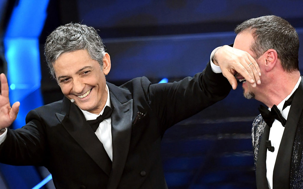 #Sanremo70/1 e sala stampa Fiorello appoggia il gomito ul naso di Amadeus