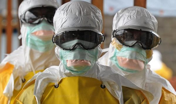 stranger things e coronavirus uomini in tuta gialla con maschere da epidemia