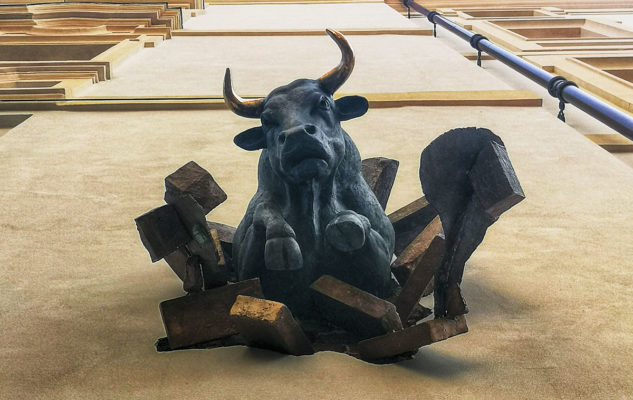 T'oro toro. L'immagine vede raffigurato un toro nero con le corna color oro. E' contornato da mattoni e sembra uscire dal muro.
