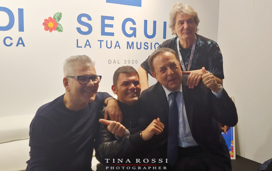 Serata duetti a Sanremo 2020 con Michele Zarrillo e Fausto Leali seduti in un saloto sorridenti con altri amici