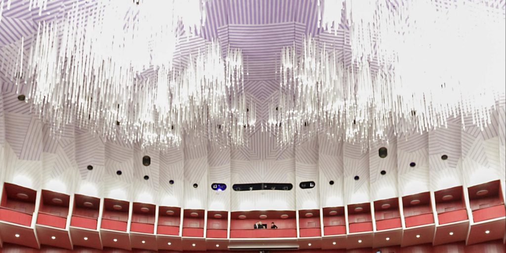 Torino aperti si aperti no il bollettino di guerra della cultura interno teatro regional o e lampadari
