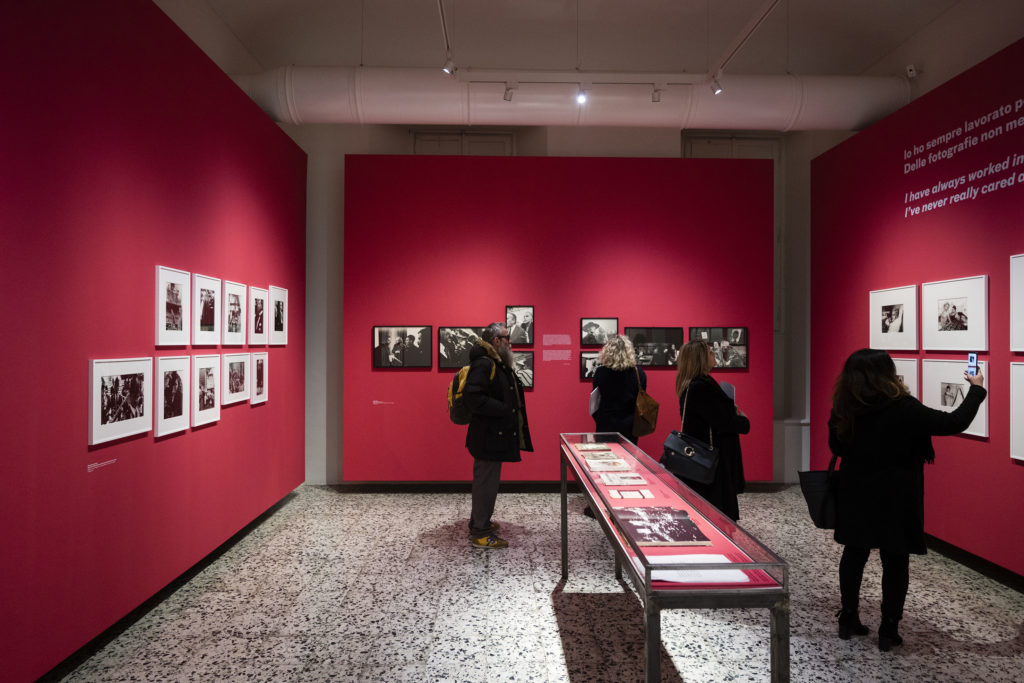 Interno della mostra di CAMERA da Capa a Ghirri i musei ripartono 