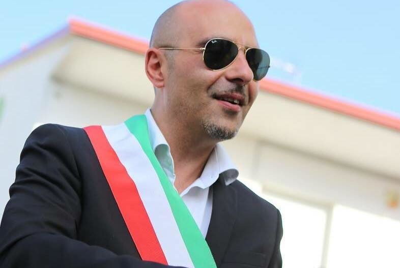 Il Sindaco §Pino Capalbo con la striscia tricolore e occhiali da sole 