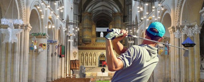 C'è un minigolf in Cattedrale! Divertenti e vere notizie d'arte. Un adulto di spalee esegue un tiro di golf dentro la navata della cattedrale