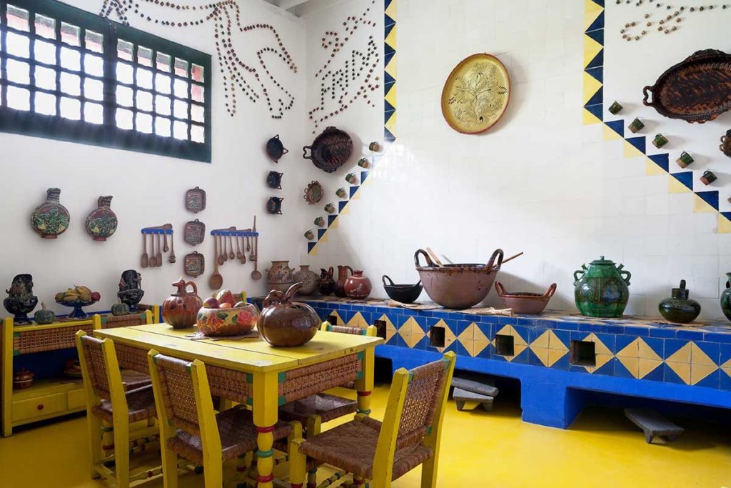 Cucina e sala da pranzo di casa Azul. On piastrelle blu e gialle e pavimento giallo