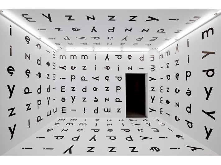Visita Virtuale al Mocak, museo d'arte contemporanea diCracovia stanza con le pareti piene di lettere