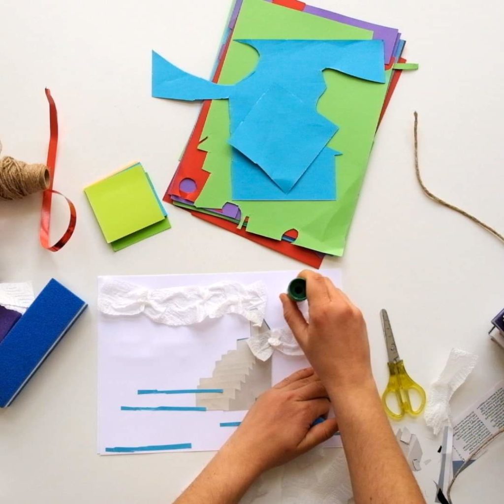 matite e carta colorata per bambini