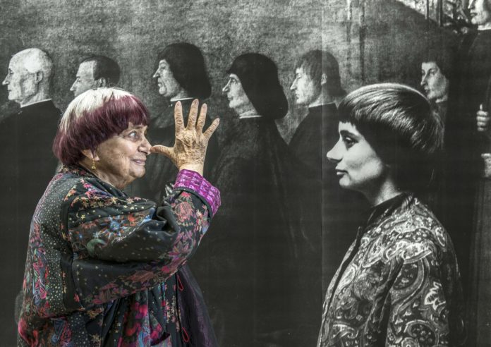 Agnès Varda la regista simbolo della Nouvelle Vague fa una pernacchia a sé stessa.