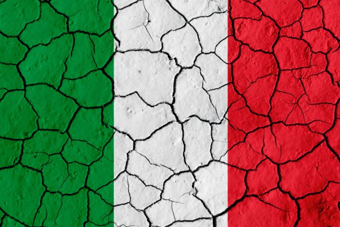Cara Italia,2020. Bandiera dell'italia che presenta delle crepe, come se stesse per rompersi.