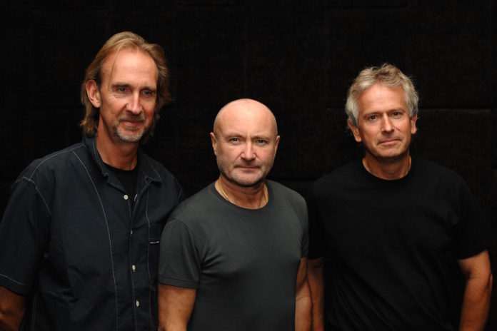 Genesis reunion: primo piano da sinistra di Mike, Phil e Tony su sfondo nero