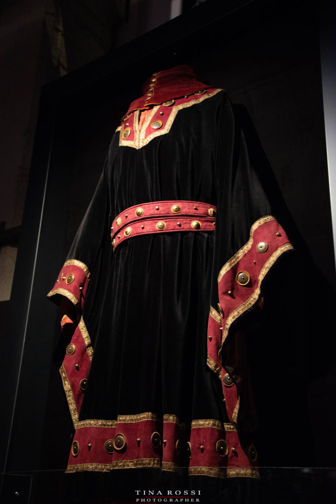 un vestito da nobilldonna del 400 lungo nero con un afascia rossa in vita