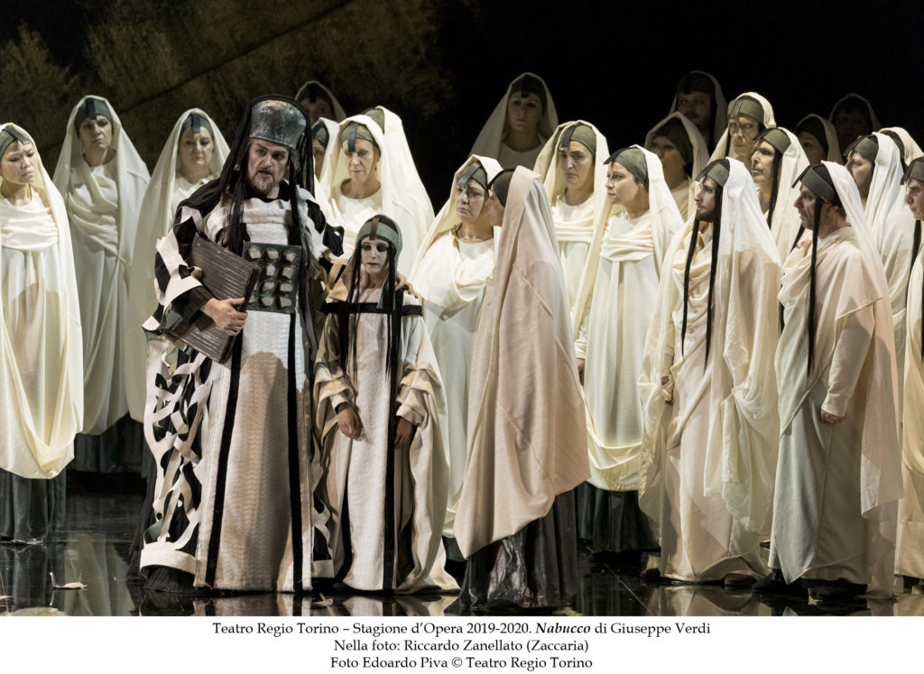 #operaonthesofa il palco virtuale del Teatro Regio di Torino. Scena con attori tratta dal Nabucco 