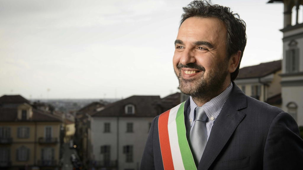 Moncalieri Paolo Montagna il sindaco con la facia tricolore e la città sullo sfondo