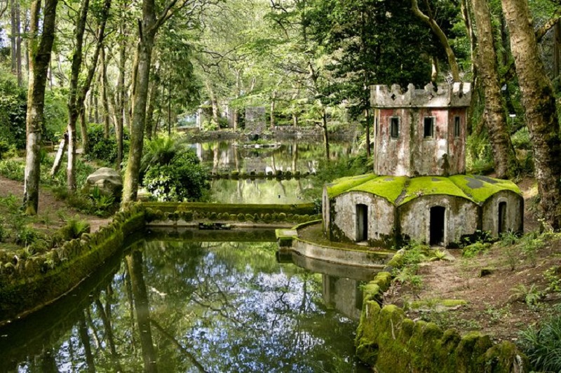 I sentieri boscosi intorno al Palacio da Pena.
