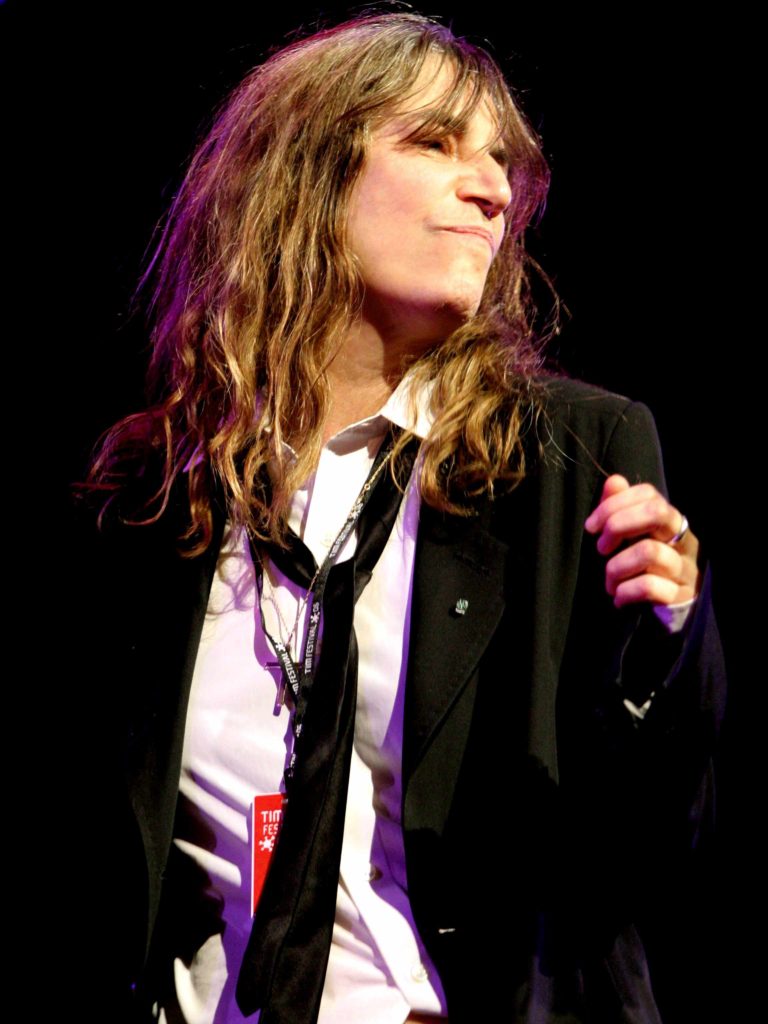 Because the night patti smith di profilo mentre canta