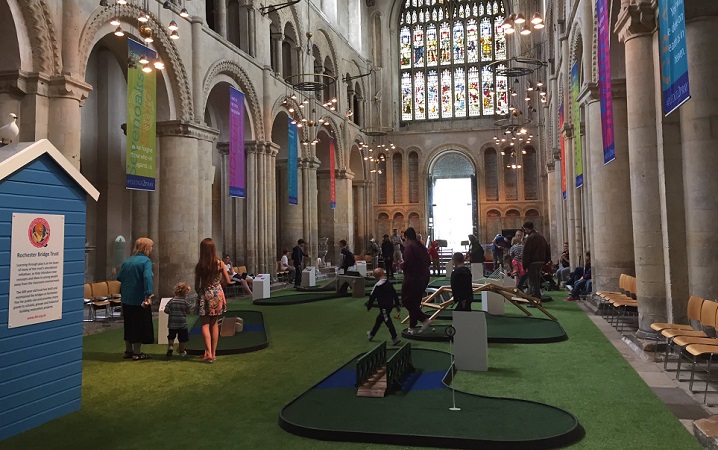 C'è un minigolf nella Cattedrale vere e divertenti notizie d'arte interno di navata con buche e persone che giocano