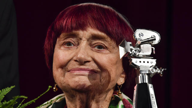 Agnès Varda la regista simbolo della Nouvelle Vague primo piano accanto ad una cinepresa 