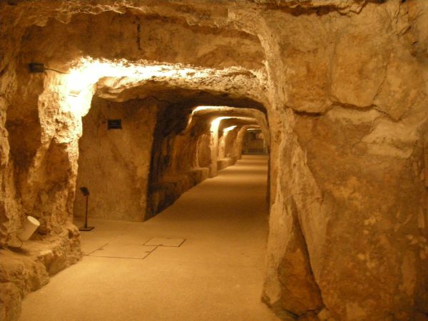 Abitare sottoterra può essere una soluzione attuabile. Per l'aumento dla popolazione delle Caverne in pietra gialla