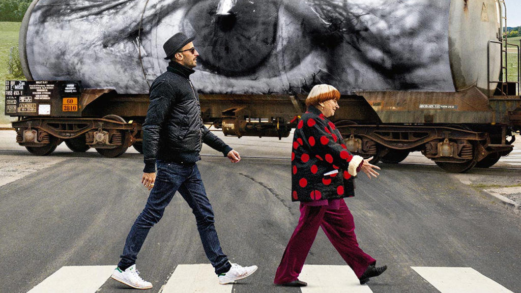 Agnès Varda la regista e JR sulle. Strisce pedonali con alle spalle un grosso bilico