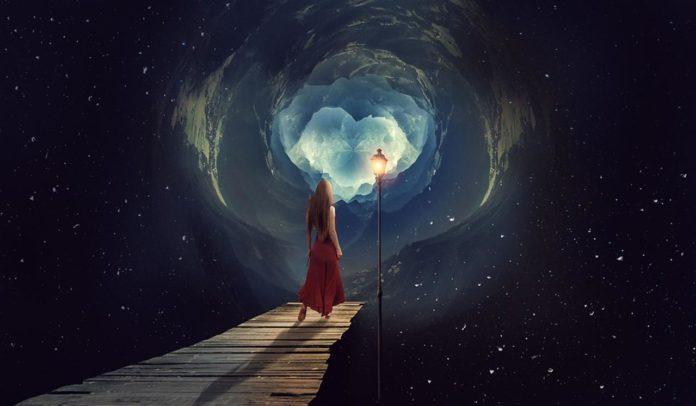 spettro, ragazza che sogna e cammina su un ponte di legno di notte in una sorta di galassia, in fondo c'è una luce a forma di cuore