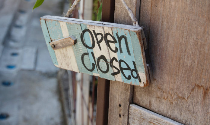 negozi aperti e negozi chiusi in Italia un cartello open closed