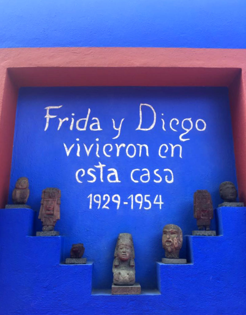 Frida apre Casa Azul, faces of Frida per #iorestoacasa la scritta esterna 