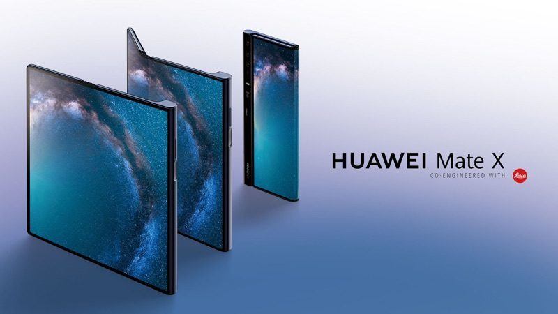 su sfondo azzurro sfumato, il nuovo smartphone mate x6 di huawei in tre posizioni. Uno è chiuso, quello in mezzo leggermente aperto, e l'ultimo completamente aperto, accanto la scritta huawei mate x