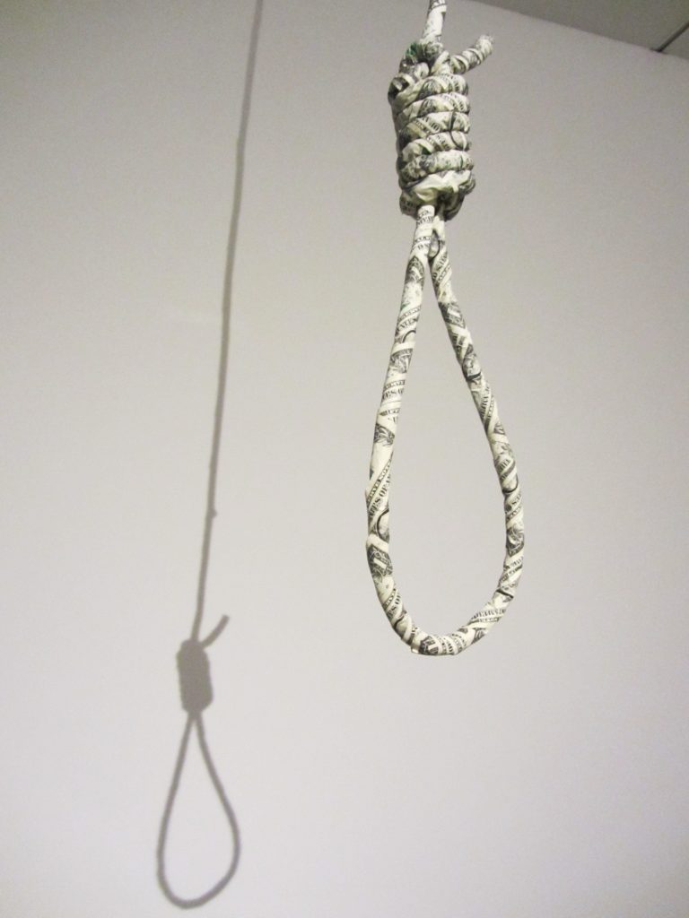 un cappio da impiccato fatto con una corda fatta di dollari opera di Jota Castro, Habemus Papam,