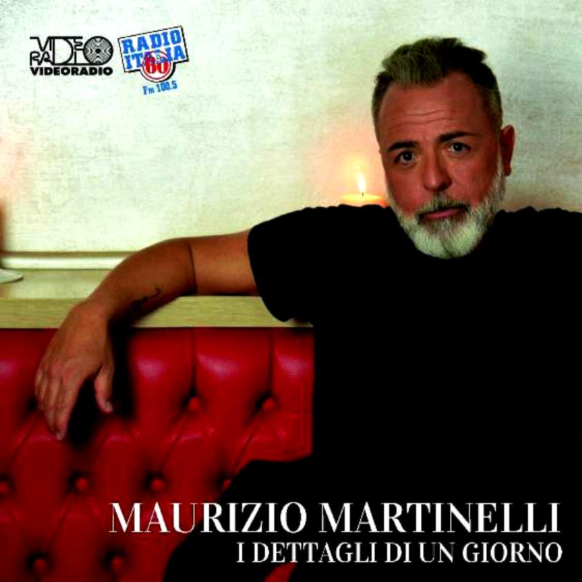 Maurizio Martinelli i dettagli di un giorno, la copertina dell'album con maurizio seduto su un divano rosso veste t shirt mera e ha una folta barba bianca