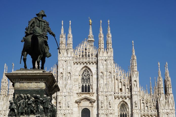 #milanononsiferma comune di milano, nella foto il duomo