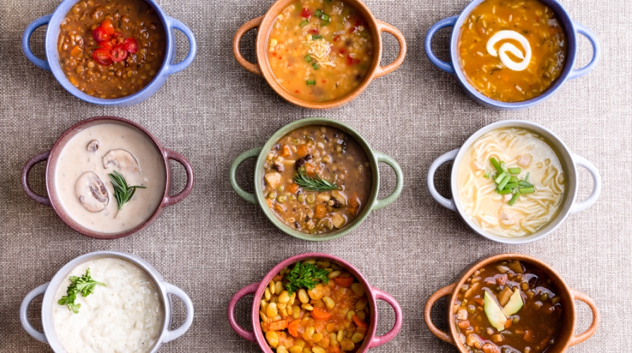 sei pentolini colorati contenenti diverse ricette di zuppe